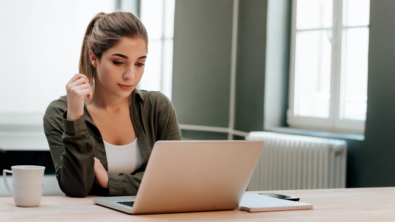 jovem a preencher a declaração de IRS